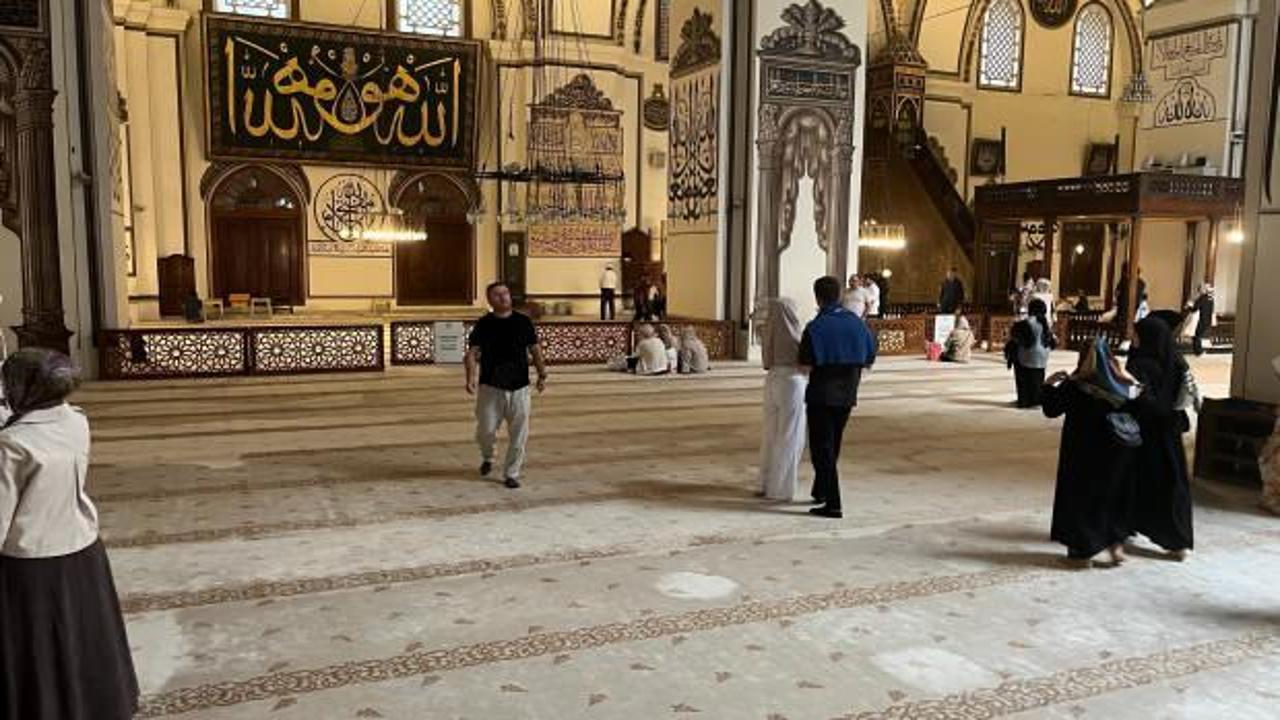 Görüntüler tepki çekmişti! Tarihi cami ziyaretlerine kıyafet düzenlemesi 