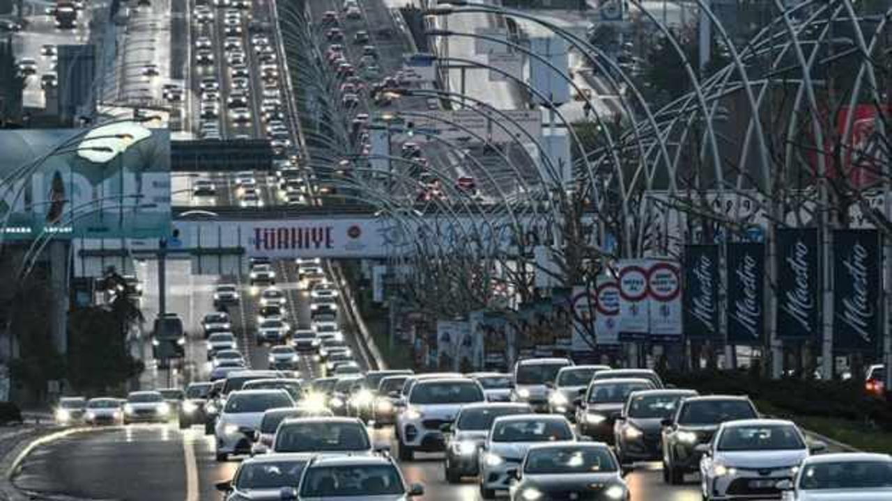 Ankara'da trafik kaosu! Vatandaşlar yollarda yürüdü: Okullar açıldı ne olacak?