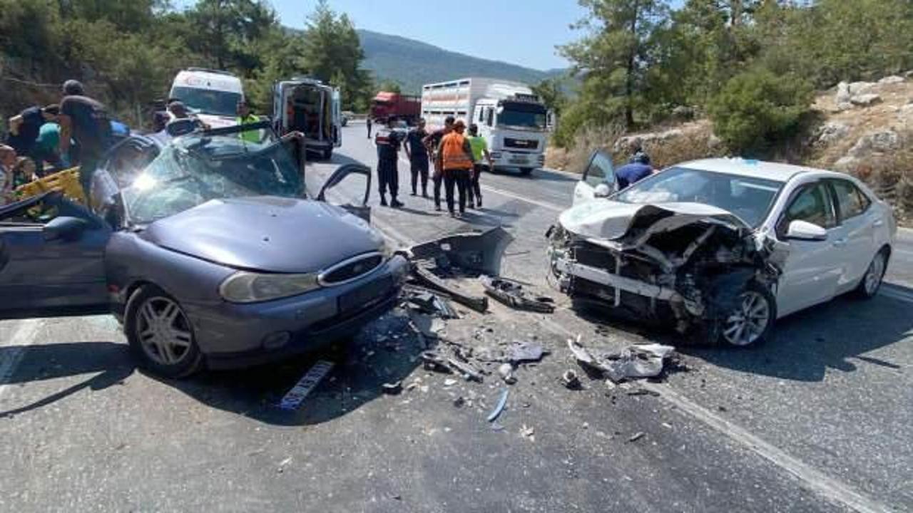 Antalya'da ootomobiller çarpıştı: 8 yaralı
