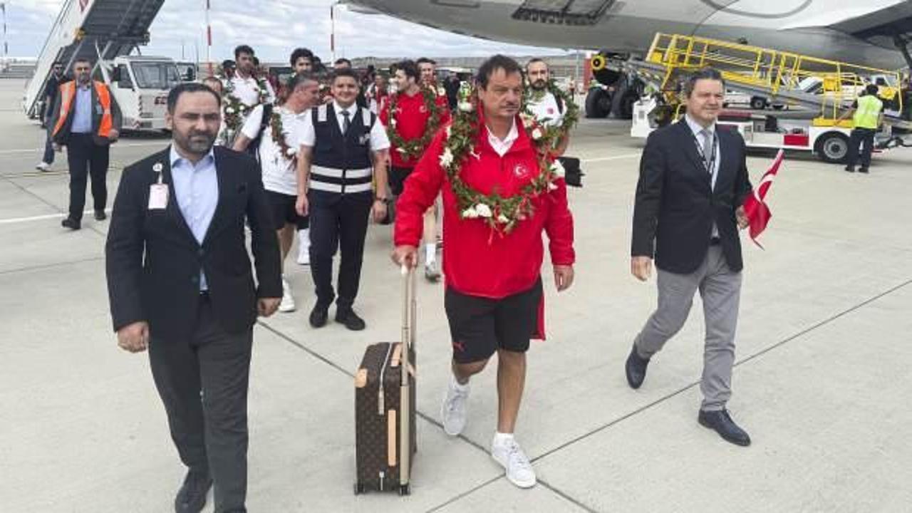 Avrupa 2'ncisi 12 Dev Adam, yurda d&ouml;nd&uuml;! Ergin Ataman g&ouml;zyaşlarını tutamadı