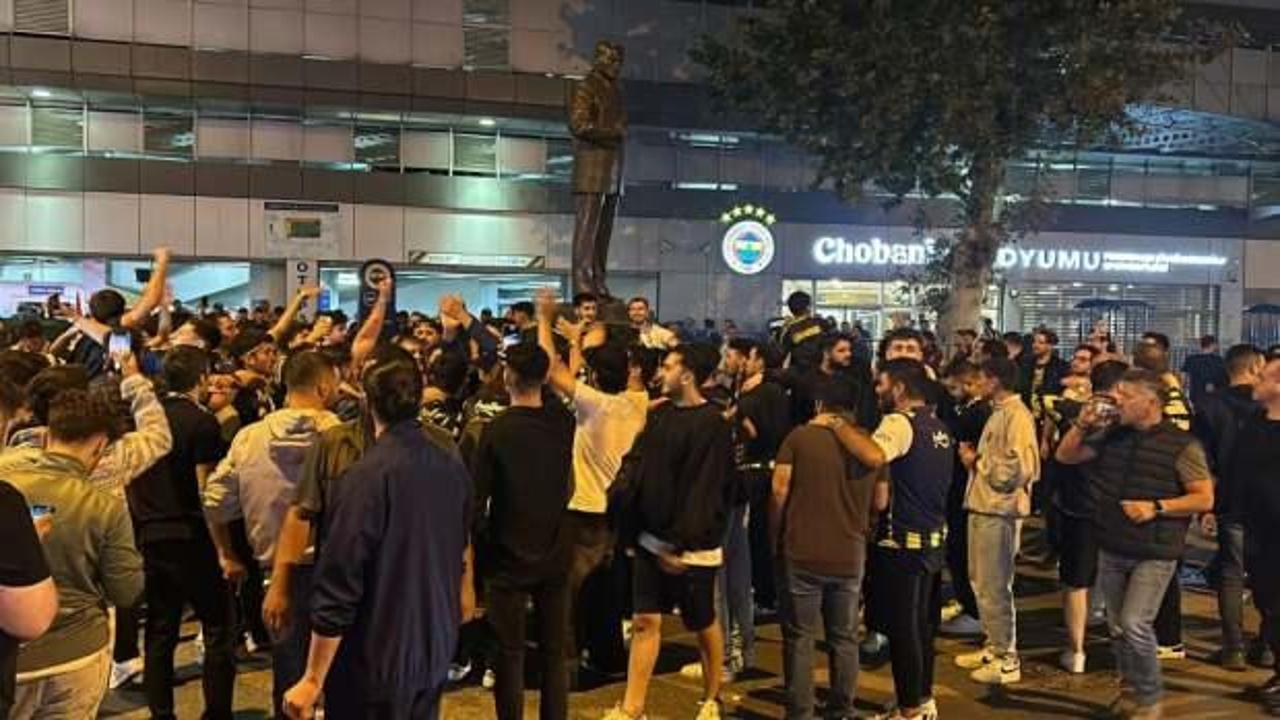Fenerbahçeli taraftarlar, Sadettin Saran'ın başkan seçilmesini stat önünde kutladı