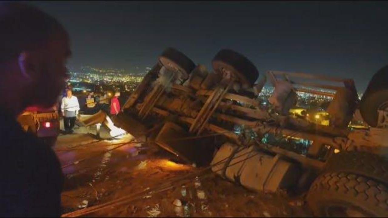 Freni patlayan kamyon devrildi, sürücü kayıplara karıştı