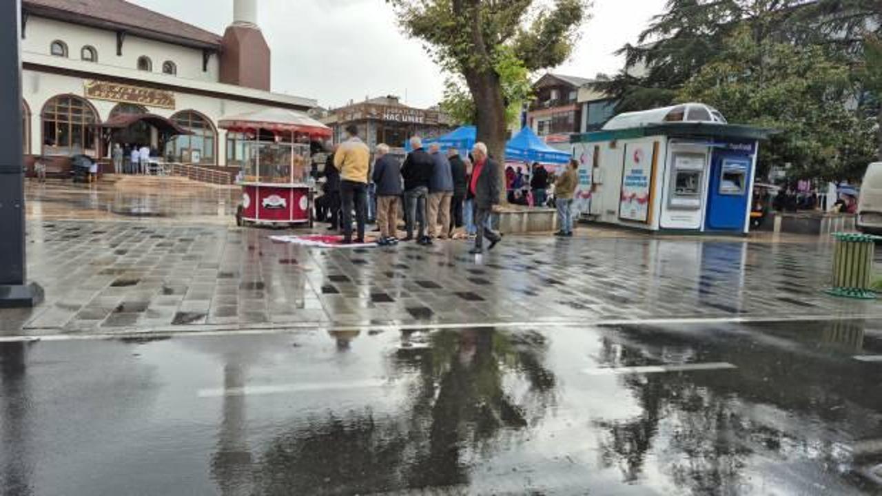 G&ouml;r&uuml;nt&uuml;ler D&uuml;zce'den: Sağanak yağış altında cuma namazı kıldılar 