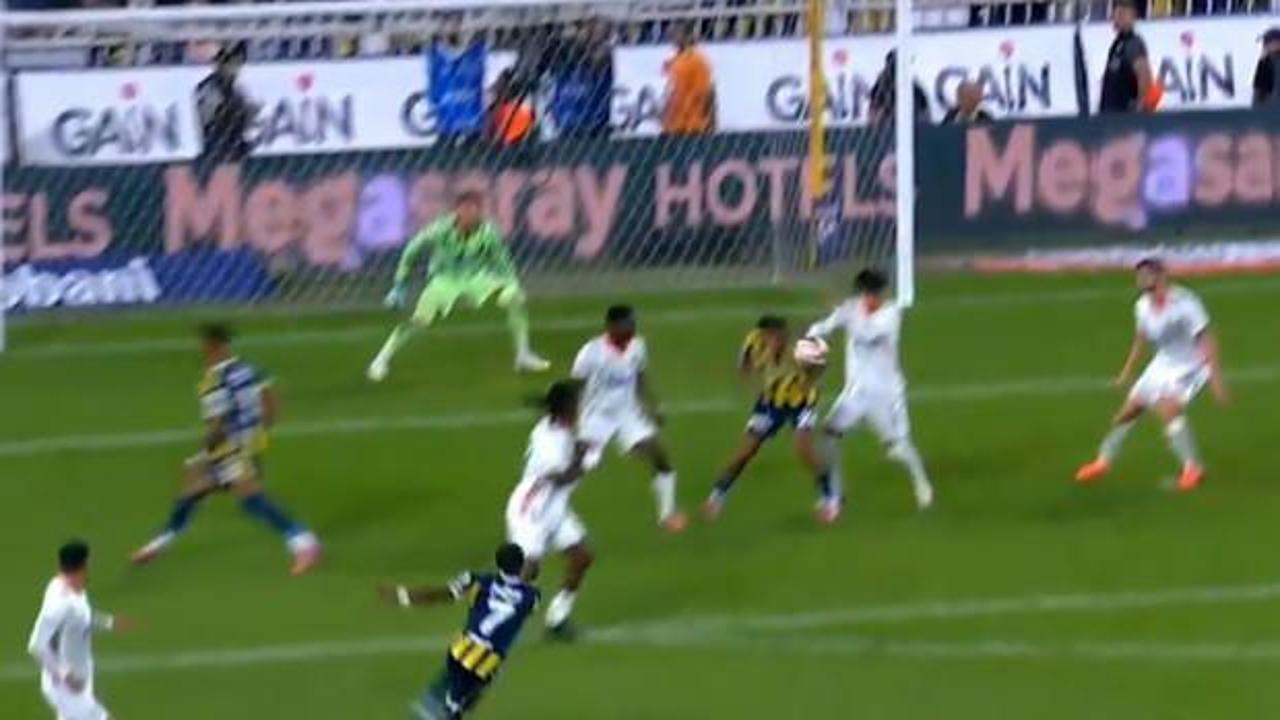 Kadıköy'de tartışmalı pozisyon! VAR'dan penaltı kararı çıktı ama gol olmadı