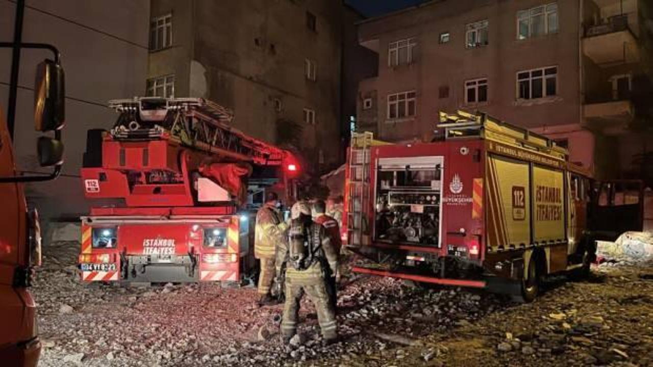 Küçükçekmece’de 6 katlı binanın çatısındaki yangın korkuttu