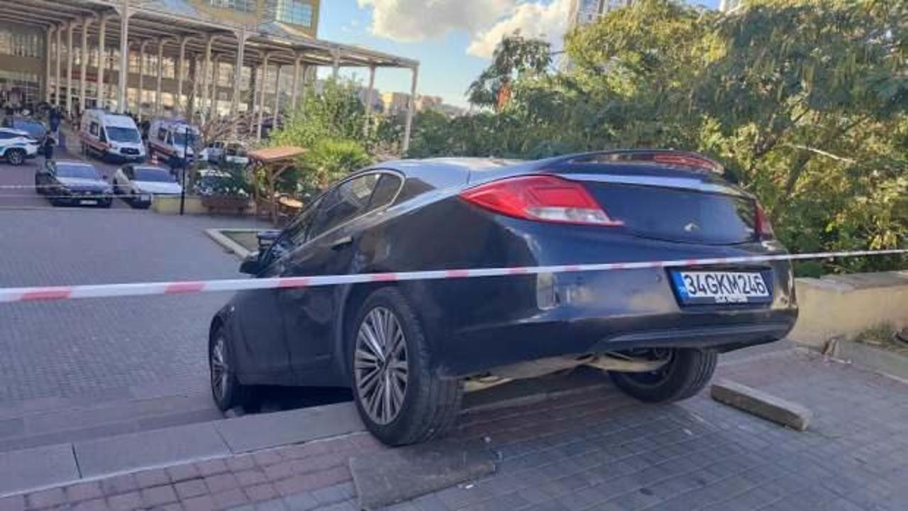 Küçükçekmece’de sürücü fark etmediği merdivenlerde asılı kaldı