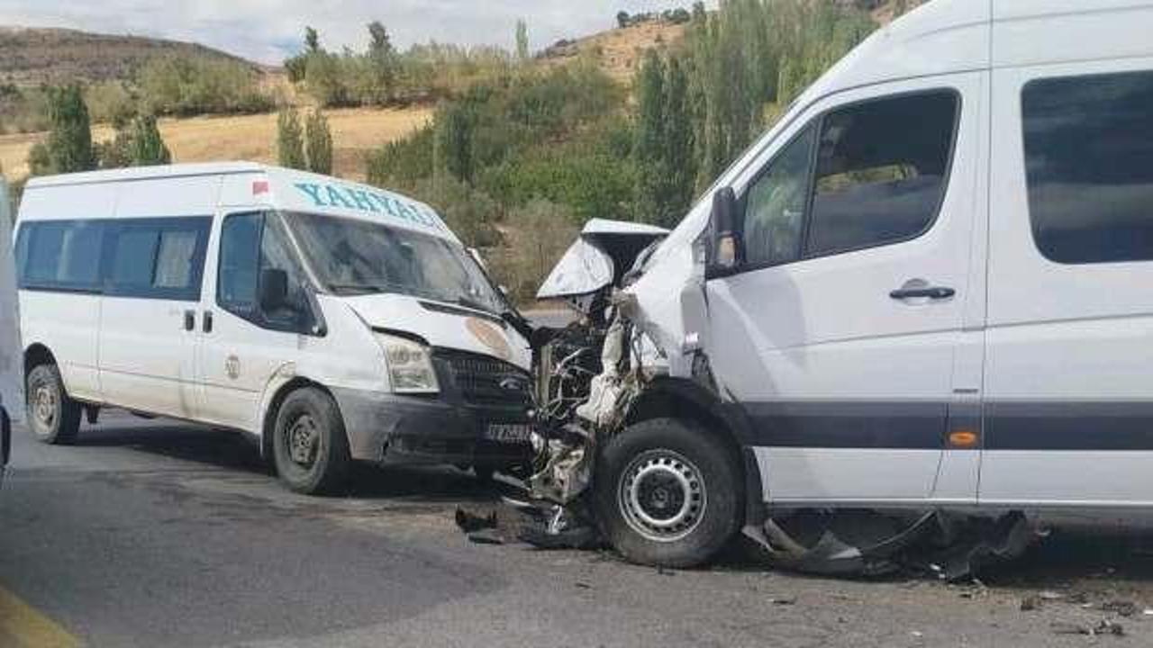 Minibüsler çarpıştı; 13 yaralı
