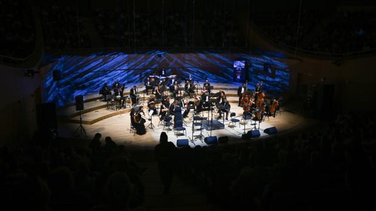 Neşet Ertaş t&uuml;rk&uuml;leri CSO Ada Ankara'da senfonik ezgilerle buluştu