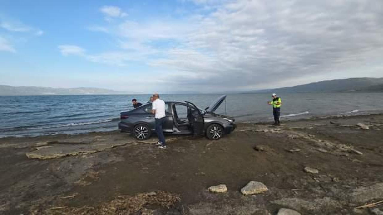 Otomobil İznik G&ouml;l&uuml;'ne d&uuml;şt&uuml;! Sebebi pes dedirtti