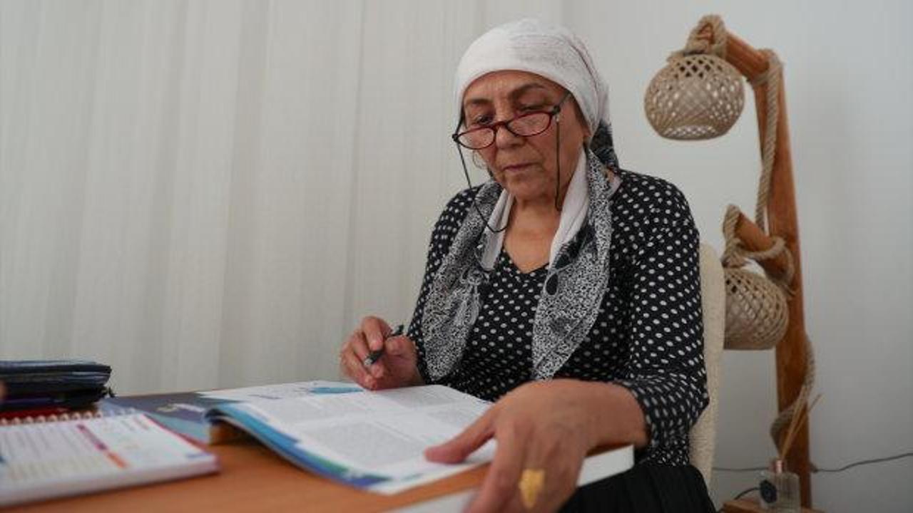 60 yaşında lise diploması aldı, şimdi gözü üniversitede