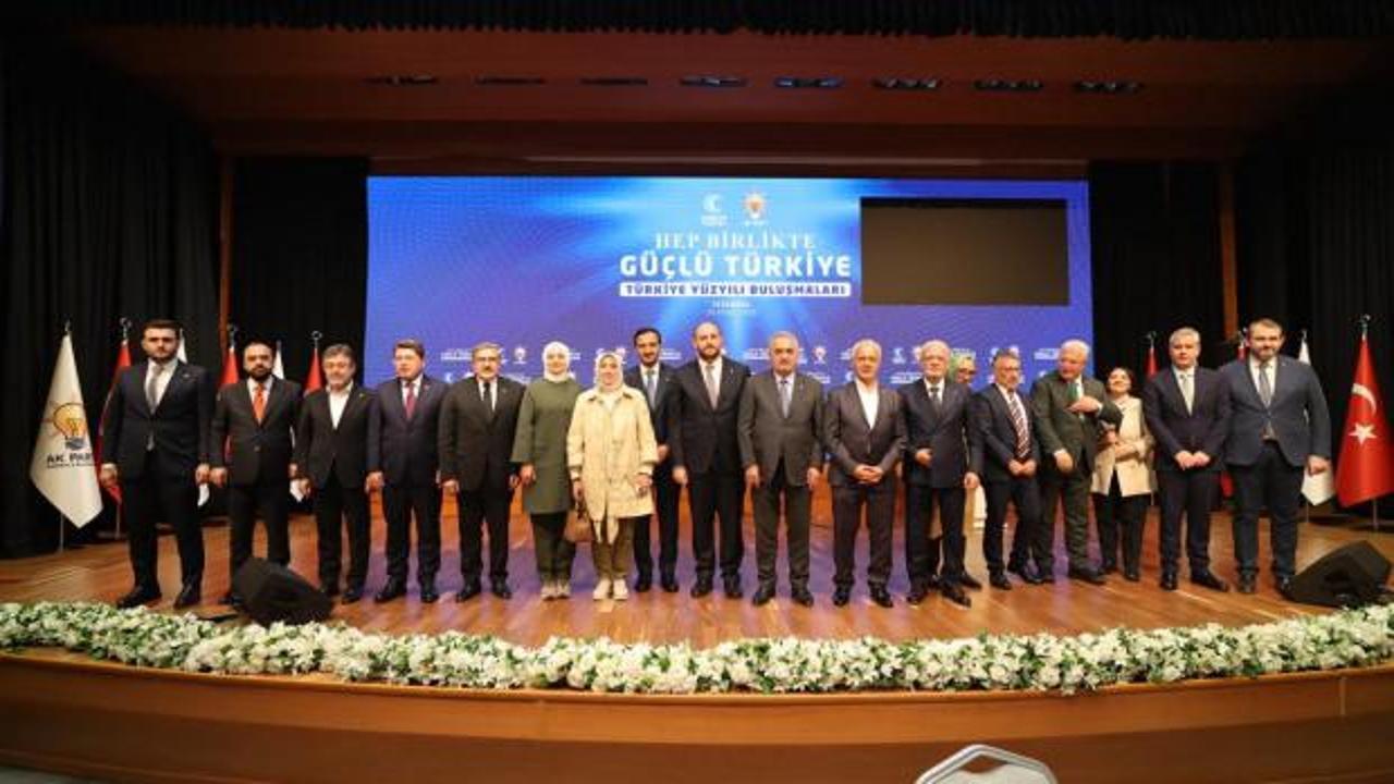 AK Parti'ye yeni katılımlar: 12 kişiye rozet takıldı!