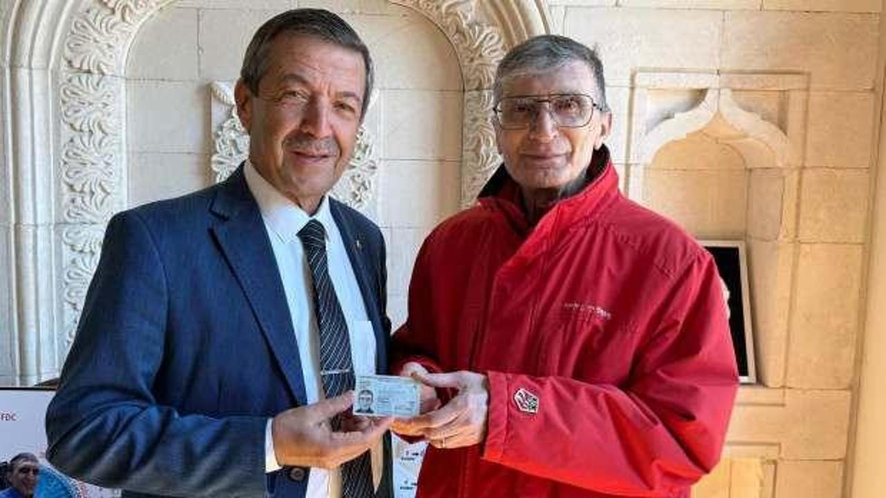 Aziz Sancar'a yeni kimlik kartı takdim edildi!