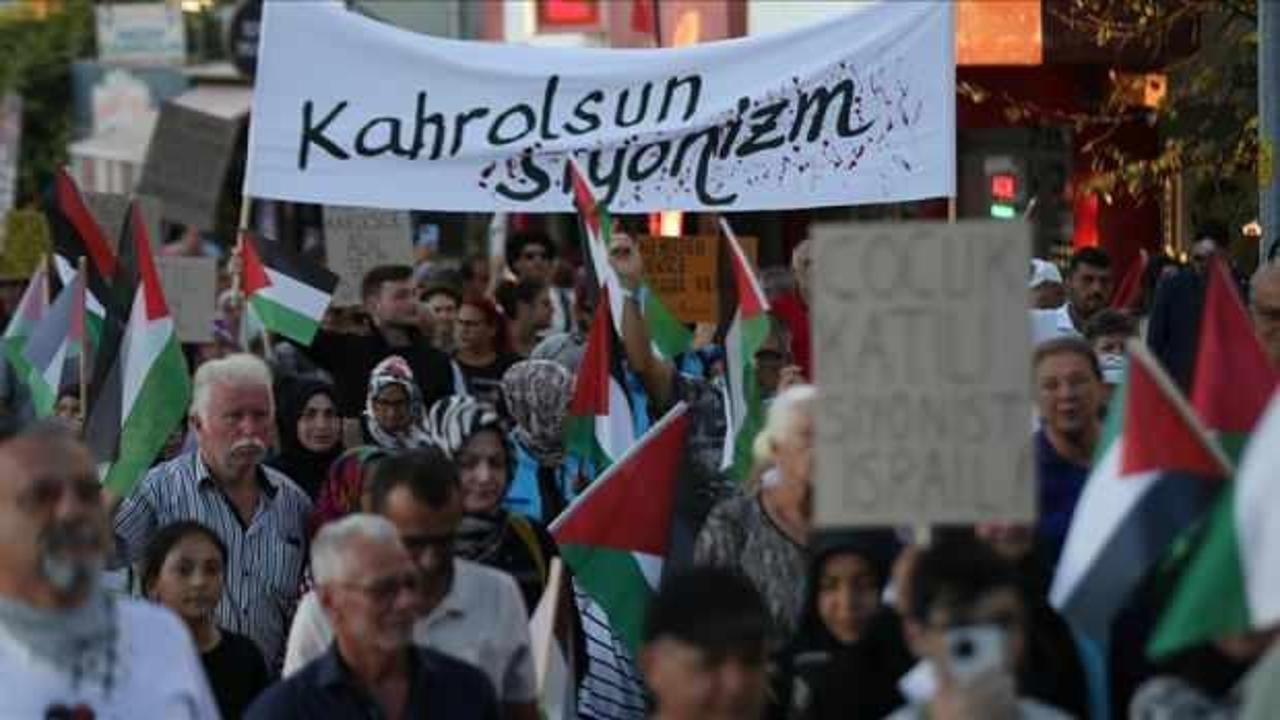 Gökçeada'da binlerce kişi Filistin için ayakta