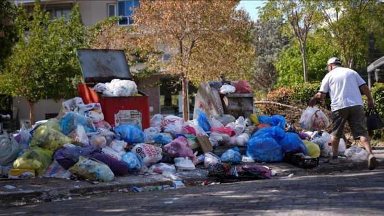 Karşıyaka'da toplanmayan çöpler tepkiye neden oluyor