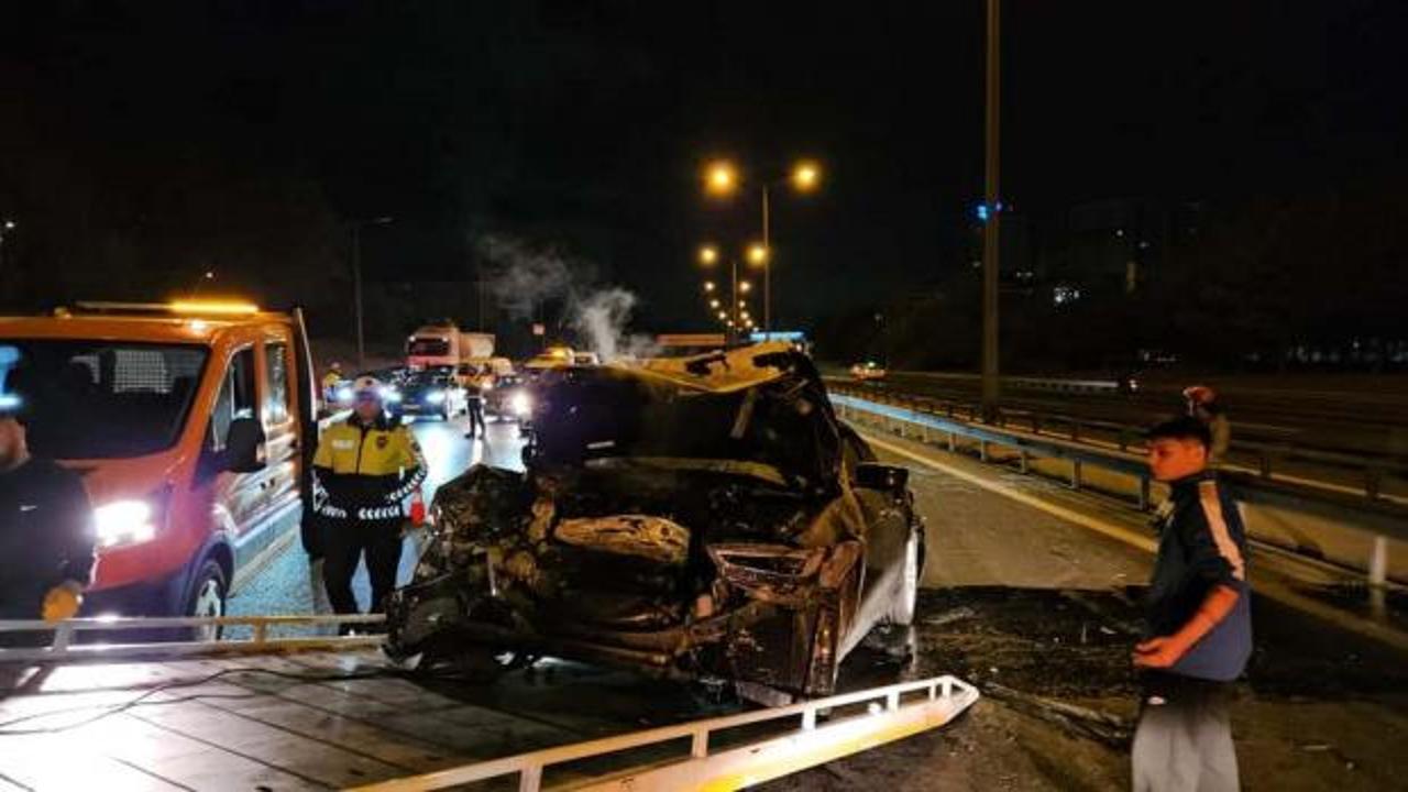 Kaza yapan s&uuml;r&uuml;c&uuml; otomobilini bırakıp ka&ccedil;tı