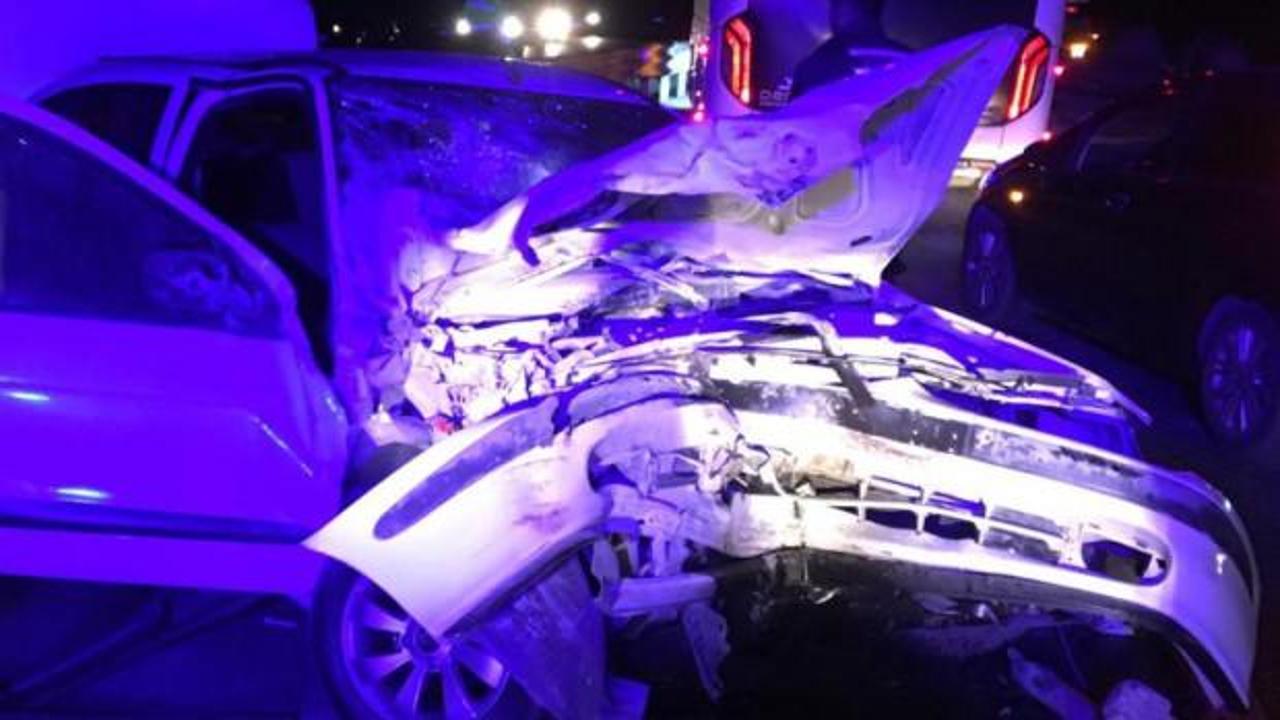 Otomobil ile trakt&ouml;r &ccedil;arpıştı: 1 &ouml;l&uuml;, 5 yaralı