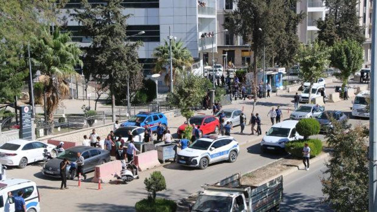 Adliye önünde birbirlerine girdiler! 8 yaralı, 15 gözaltı!