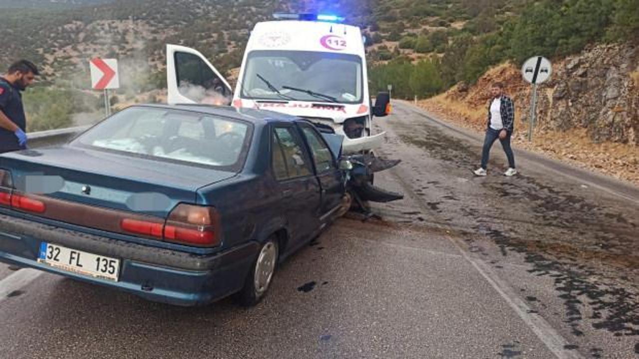 Ambulans ile otomobil kafa kafaya çarpıştı: 4 yaralı