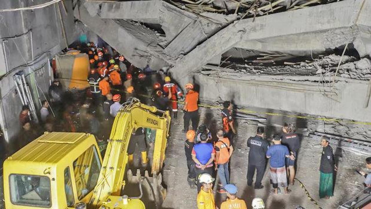 Endonezya'da okul binası çöktü! Ölü sayısı artıyor