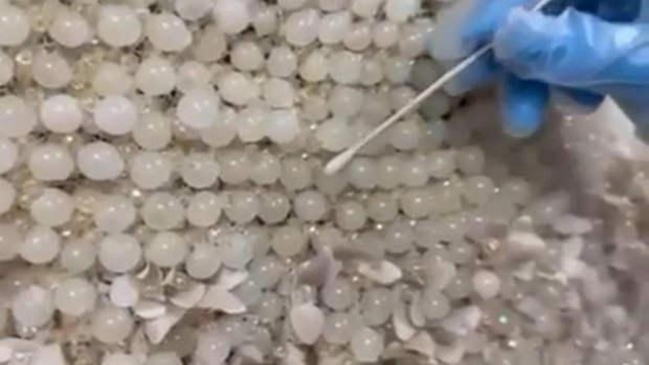 Gelinliğin üzerine boncuk şeklinde işlenmiş 25 kilo uyuşturucu ele geçirildi