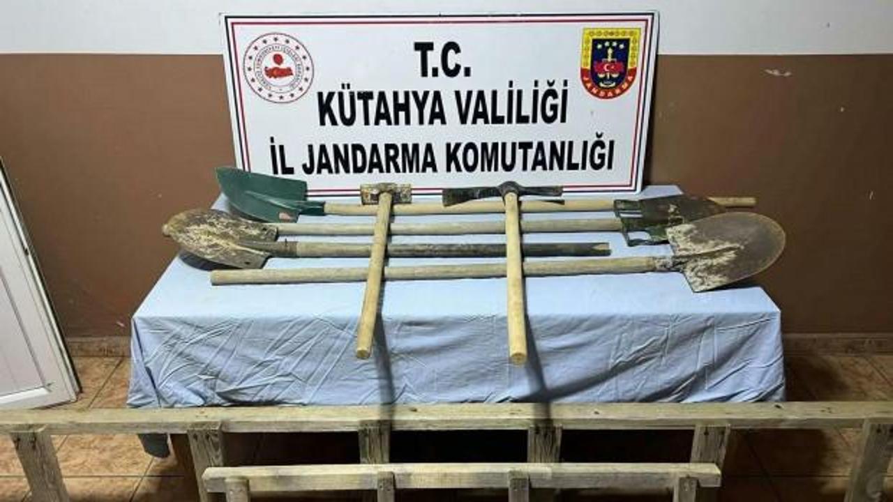 İş makinesi ile kaçak kazıya 2 gözaltı