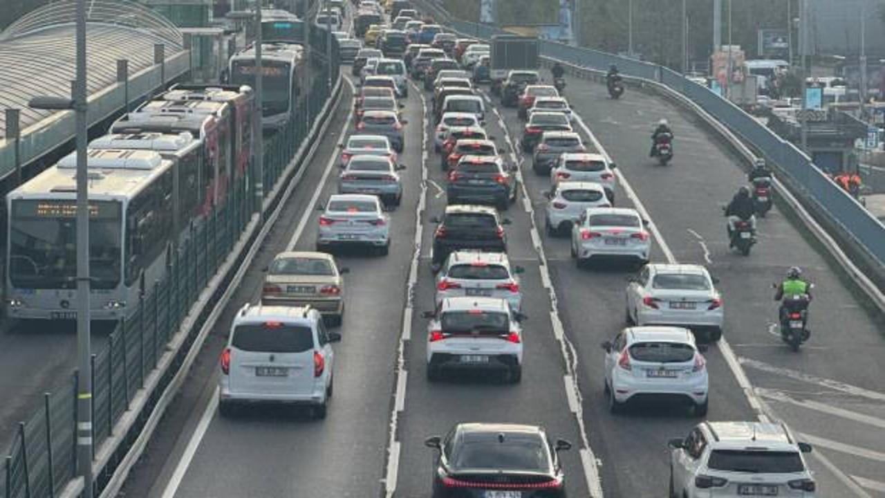 İstanbul'da deprem sonrası trafik kilitlendi! Yoğunluk yüzde 70'i aştı