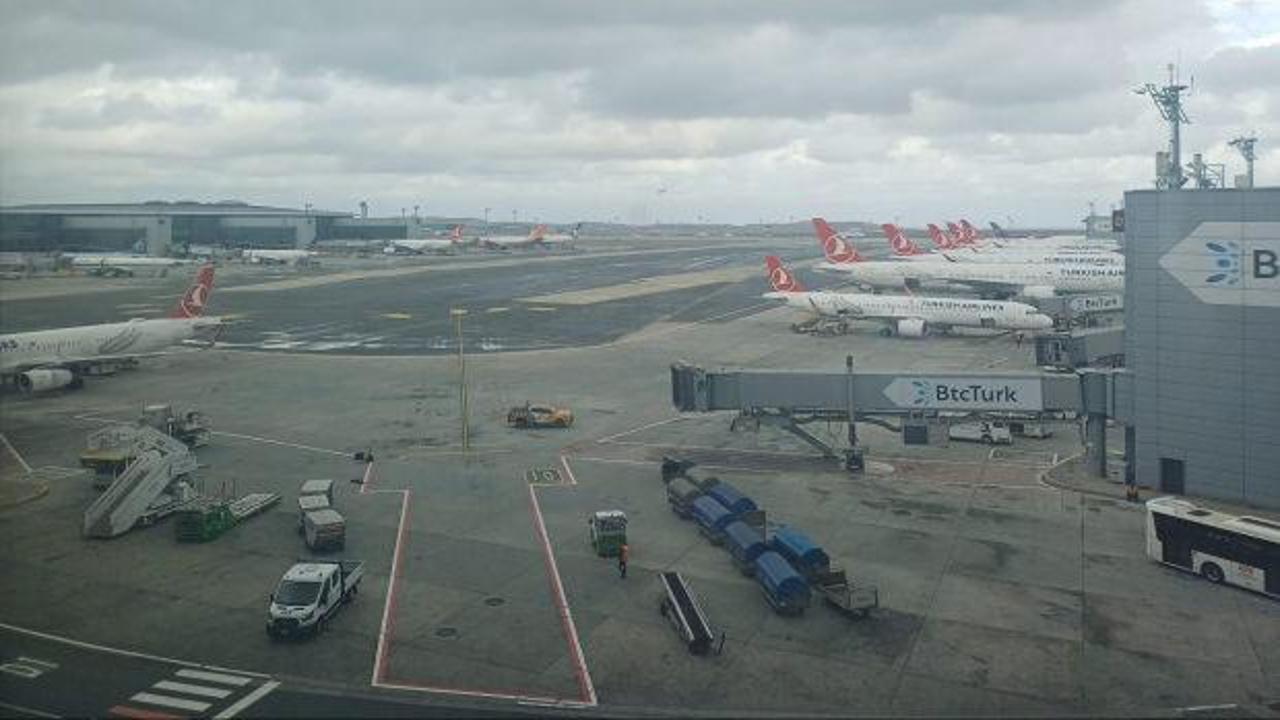 İstanbul'da hava ulaşımına rüzgar engeli! Uçaklar havada tur attı
