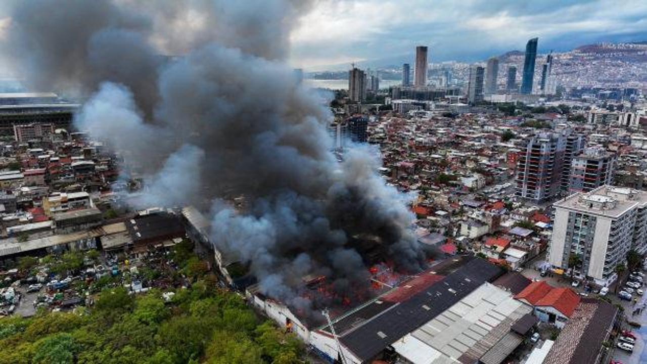 İzmir'de depo yangını! Dumanlar gökyüzünü kapladı
