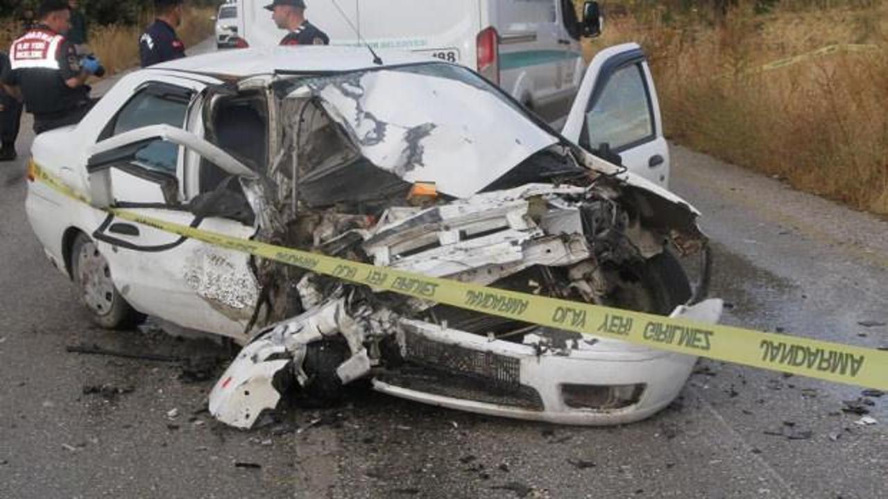 Otomobille kamyonet kafa kafaya çarpıştı: 1 ölü 2 yaralı