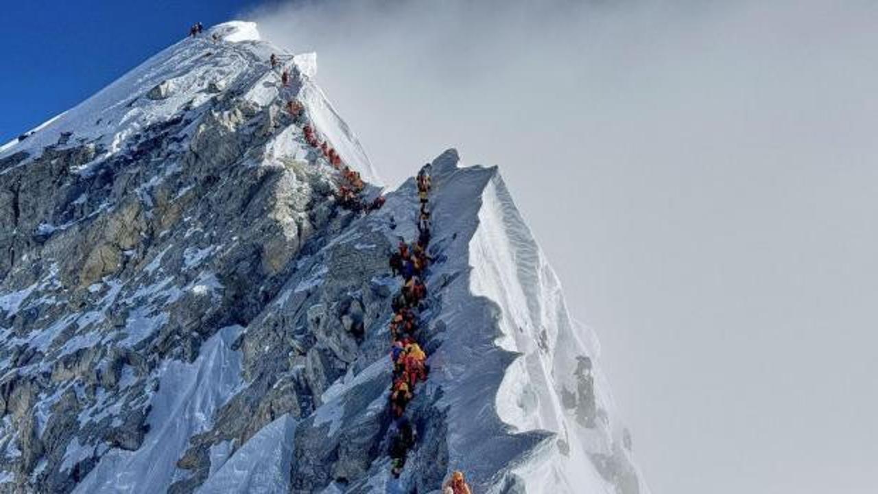 Son dakika: Everest Dağı'nın tepesinde 1000 kişi mahsur kaldı!