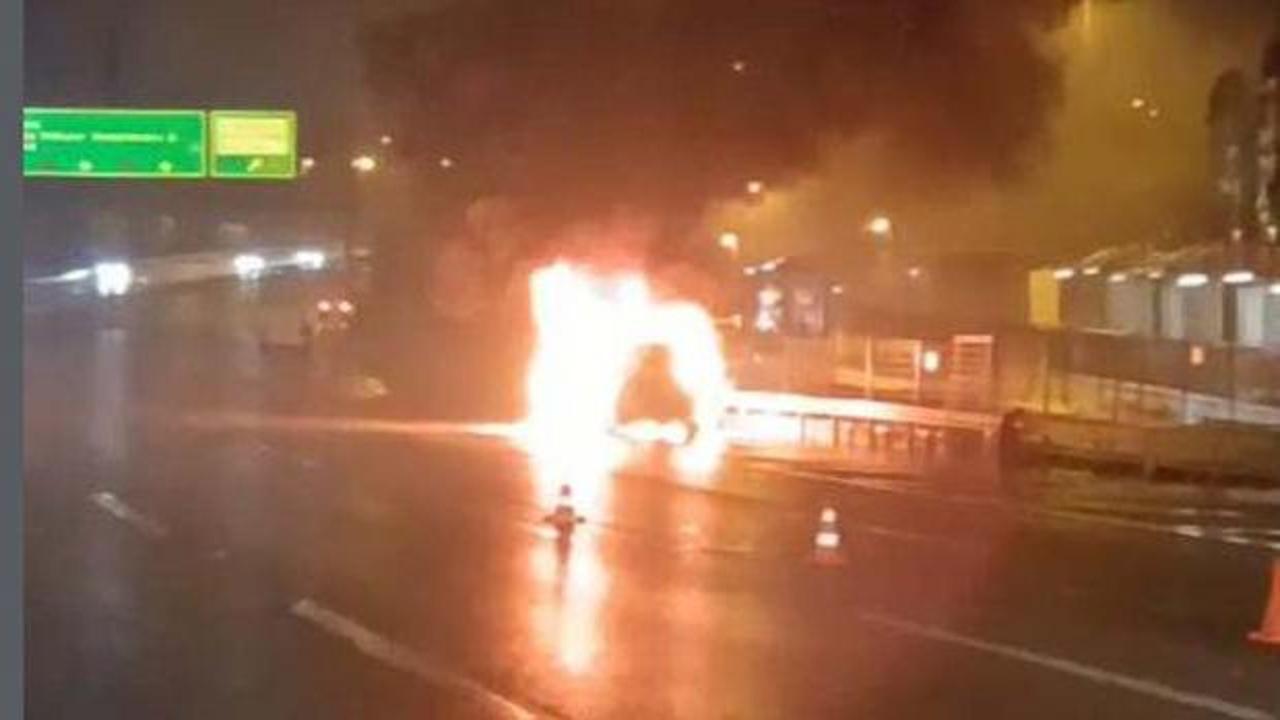 15 Temmuz Şehitler Köprüsü'nde otomobil alev alev yandı