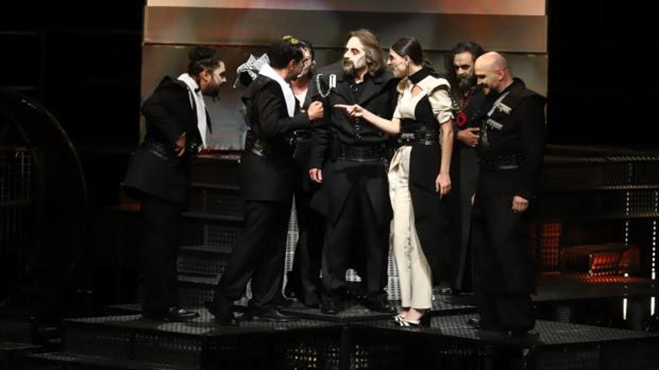 Konya Şehir Tiyatrosu "V. Frank" adlı oyununu ilk kez izleyiciyle buluşturdu 