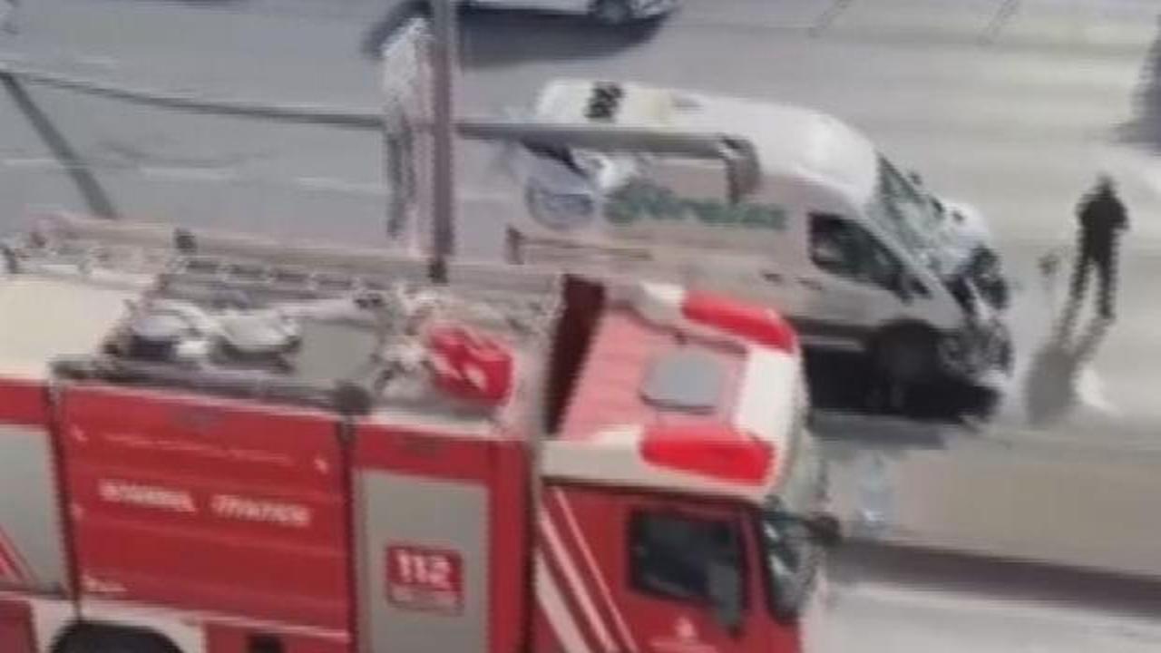 Avcılar'da minibüsün çarptığı elektrik direği D-100'e devrildi