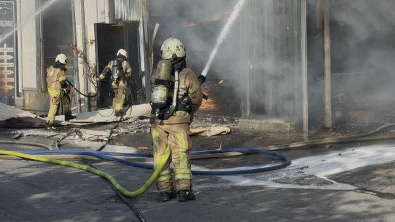 Beylikdüzü'nde fabrika yangını! Çok sayıda ekip bölgede!