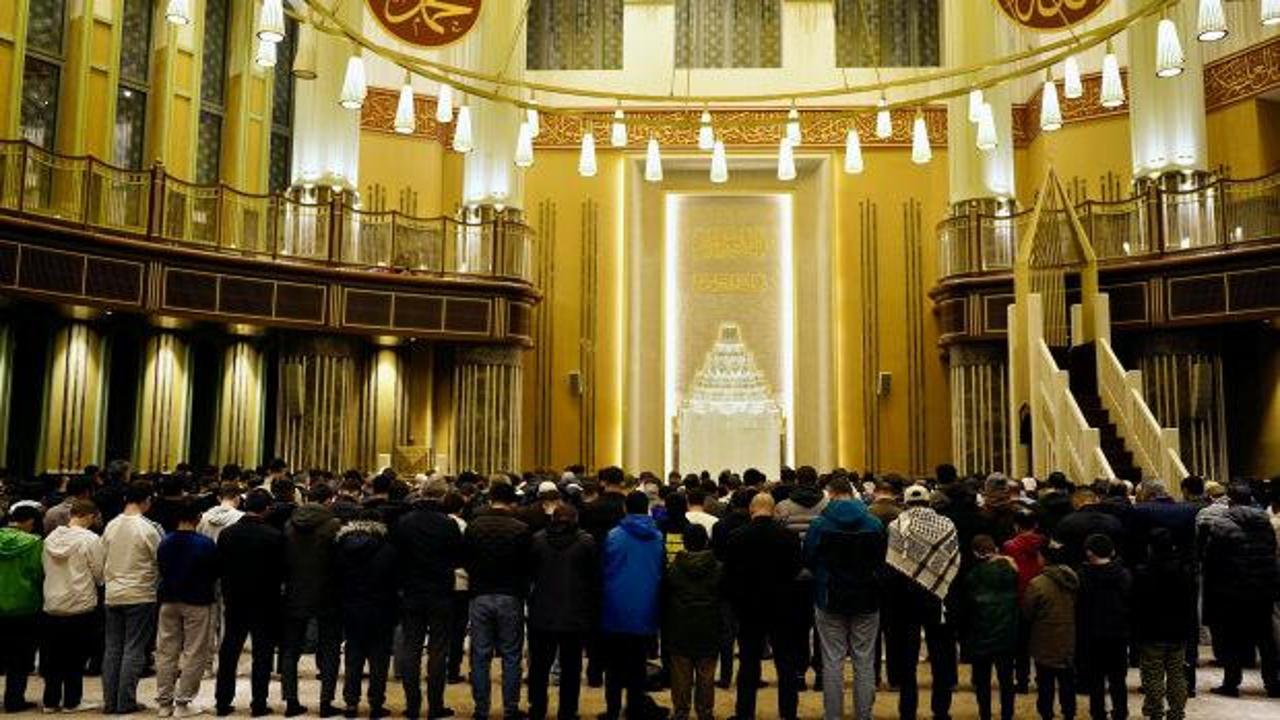 TÜGVA’lı gençler Taksim Cami’nde sabah namazında buluştu