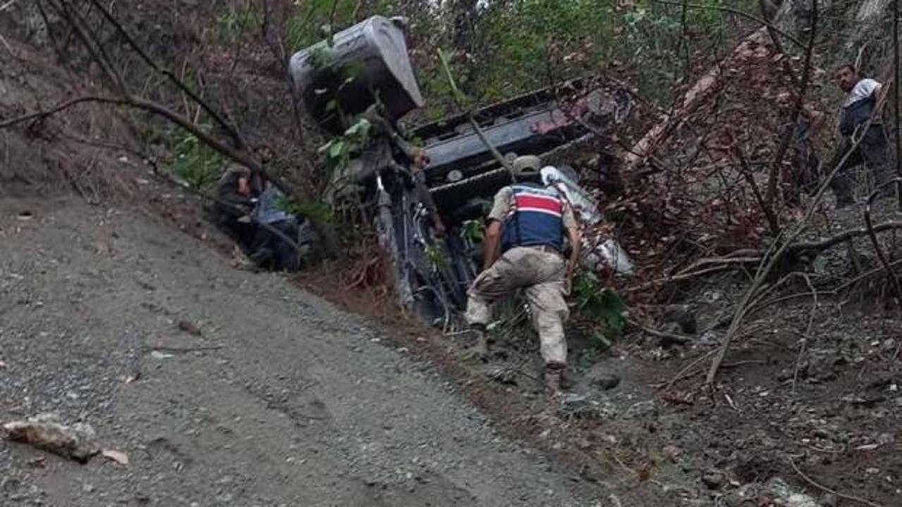 Hatay'da feci kaza: Yol açarken uçuruma yuvarlandı!