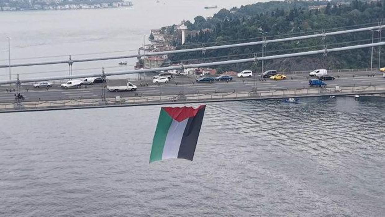İstanbul Boğazı'ndaki köprülere Filistin'e destek için bayrak asıldı