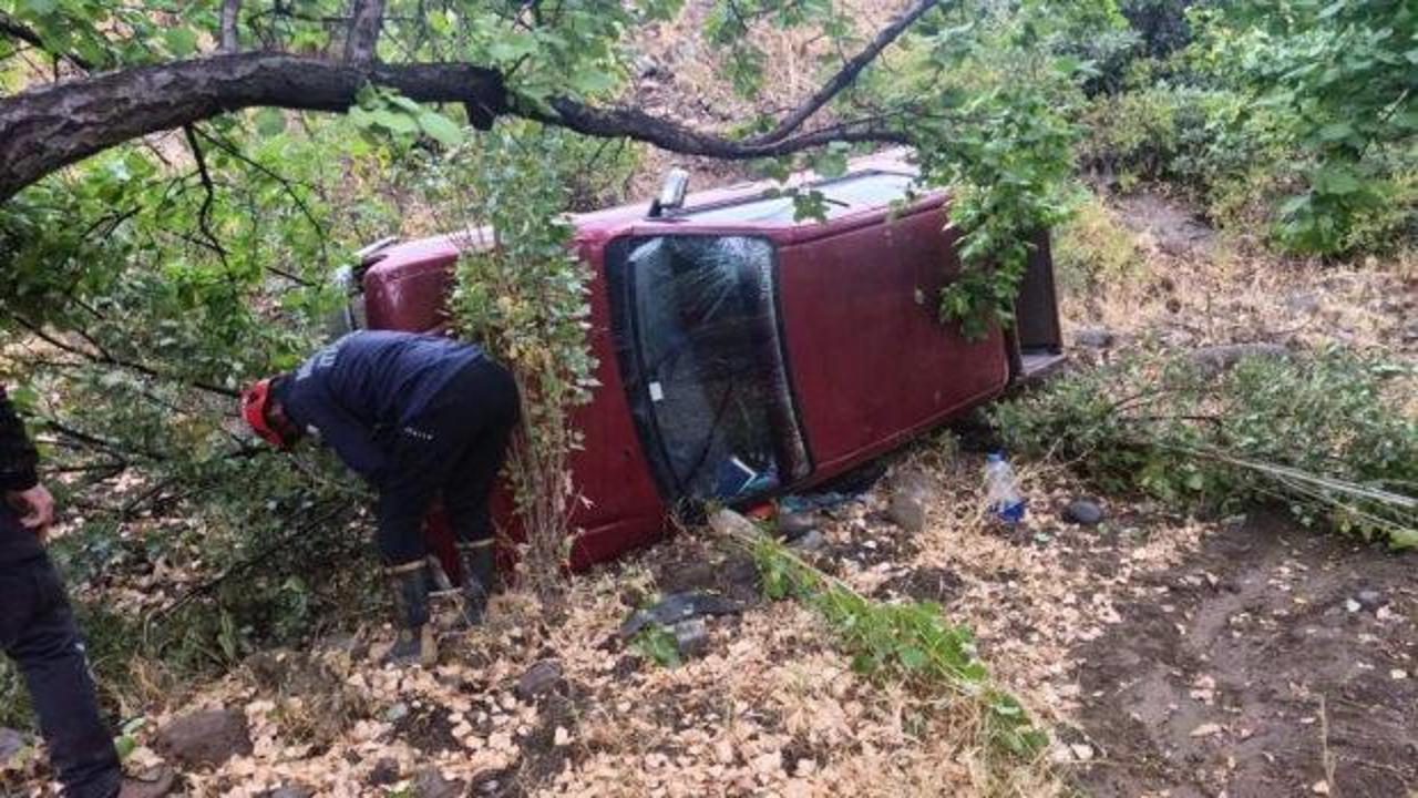 Malatya'da virajı alamayan pikap şarampole uçtu: 2 yaralı