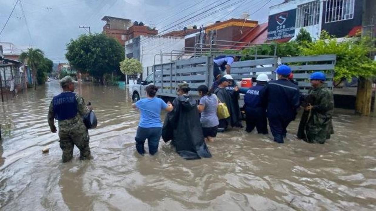 Sel Meksika'da yaşamı felç etti! En az 27 can kaybı! 