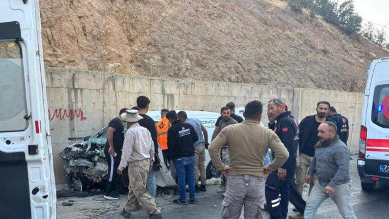 Şırnak&rsquo;ta yolcu minib&uuml;s&uuml; ile hafif ticari ara&ccedil; &ccedil;arpıştı! 2'si ağır &ccedil;ok sayıda yaralı var