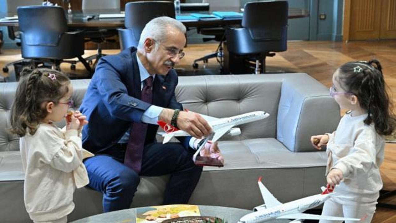 Uçak görünce mutlu olan Erva ve Zümra hayallerine kavuştu!