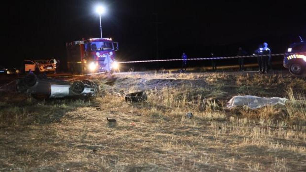 0tomobil tarlaya uçtu: 2 ölü, 1 yaralı