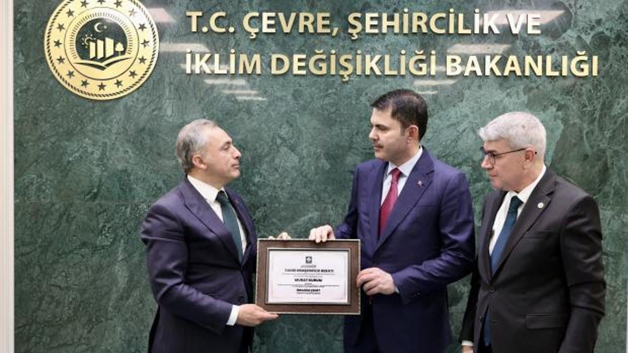 Bakan Kurum'a Osmaniye'den fahri hemşehrilik beratı
