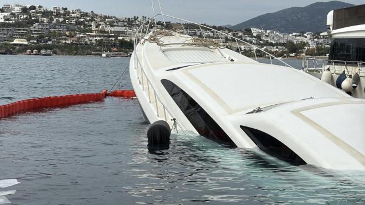 Bodrum’da iskeleye demirli lüks yat su alıp battı
