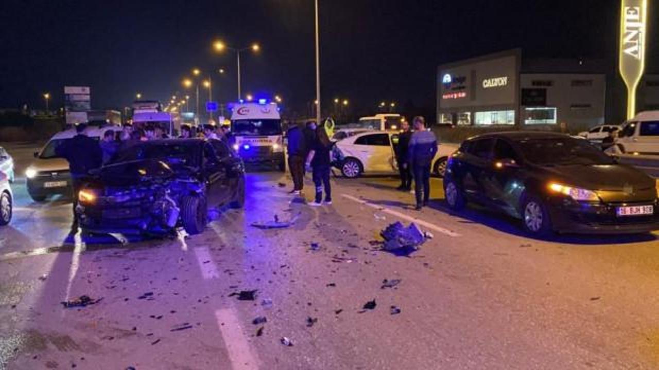 Bursa'da zincirleme kaza: 5 araç birbirine girdi, 3 kişi yaralandı