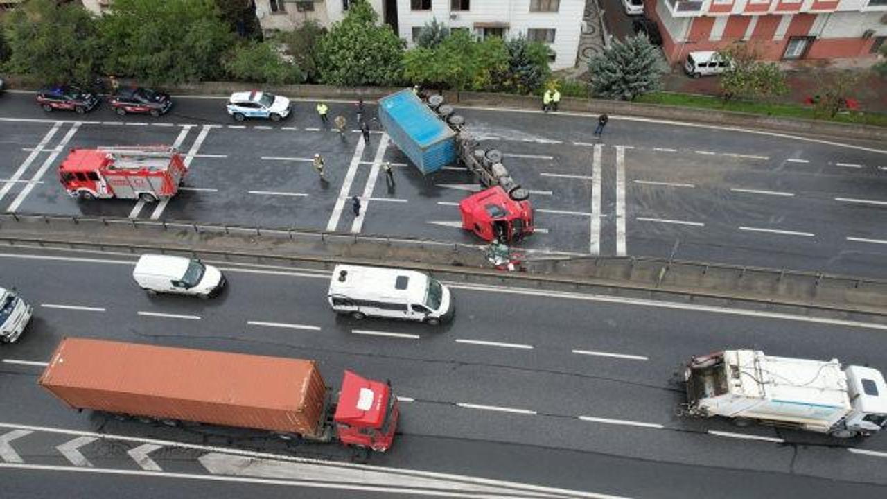 B&uuml;y&uuml;k&ccedil;ekmece E-5&rsquo;te devrilen tır nedeniyle yol kapandı