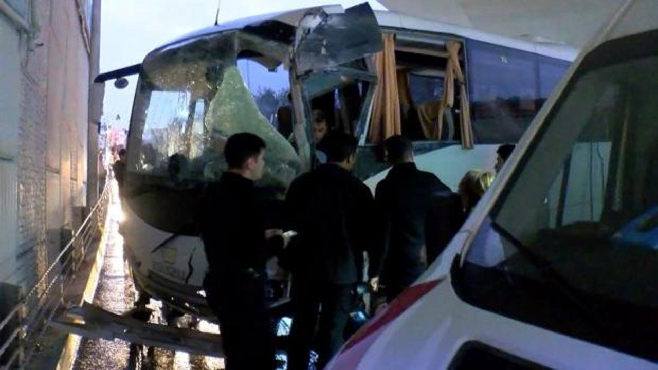 Çevik kuvvet otobüsü üst geçide çarptı