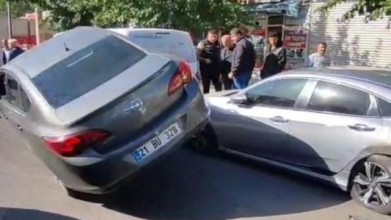 Diyarbakır'da ilginç kaza: Park halindeki 2 arabaya çarpıp asılı kaldı