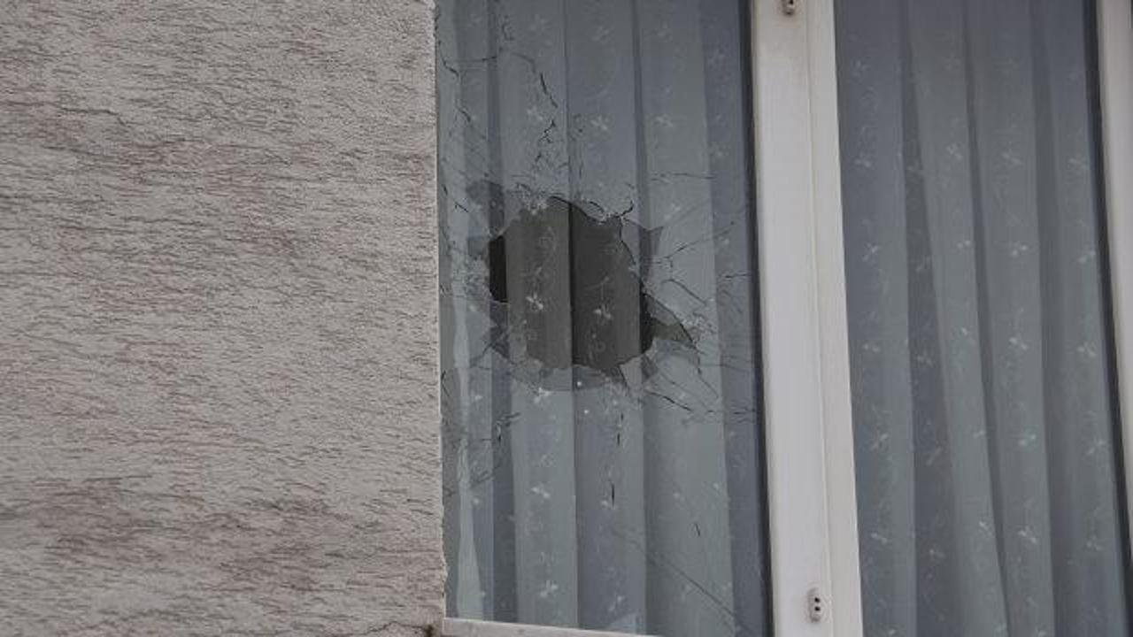 Küstüğü eşinin yaşadığı daireyi kurşunladı