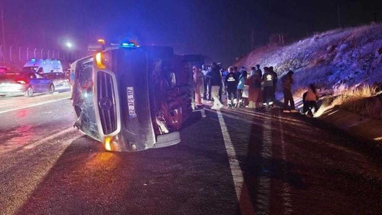 Malatya'da minibüs ile hafif ticari araç çarpıştı: 13'ü öğrenci, 14 yaralı